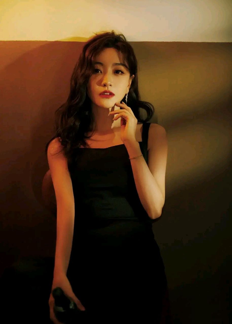 明星穿搭# #杨蓉# 杨蓉现代风照片,光影交错,氛围感满满