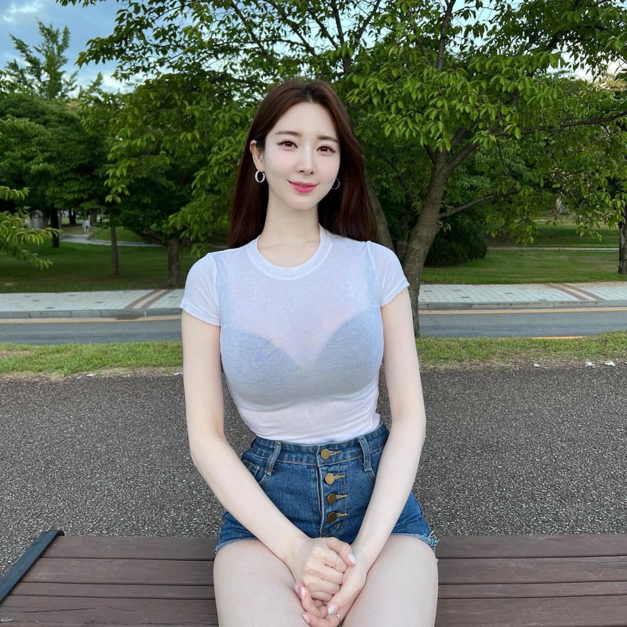 微胖小姐姐的户外自拍,好看!