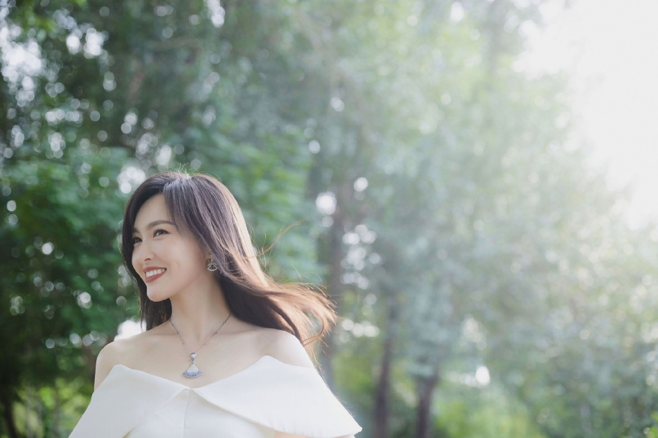 组图：唐嫣白色露肩长裙大片曝光 夏日绿茵中长发翩然温柔缱绻