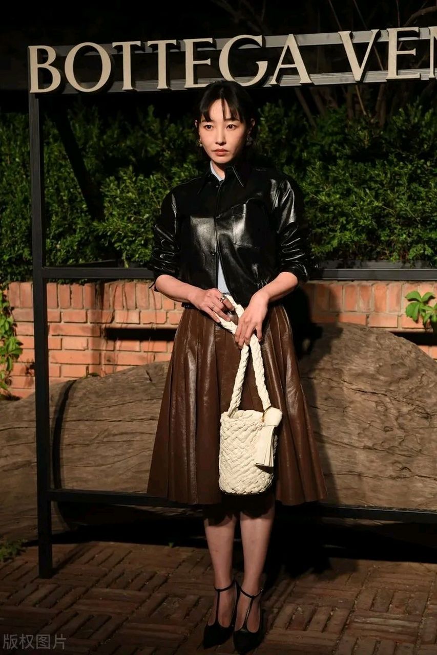 白百何在北京出席活动,她这次穿了一身皮衣,展现出干练时尚的魅力,看