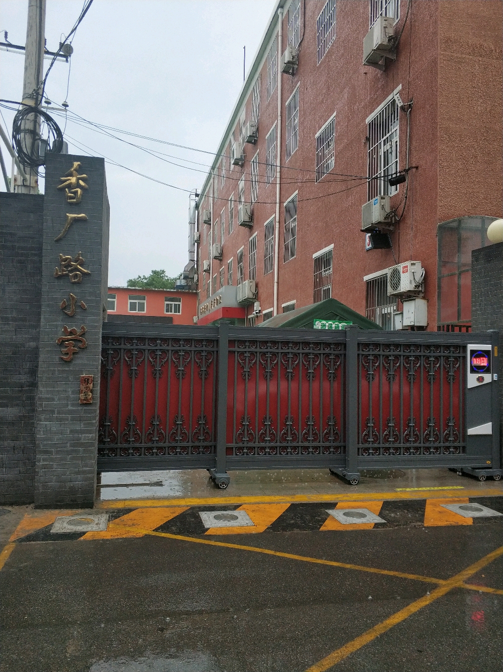 疫情下的北京香厂路小学:周边生活井然有序,安检更为严格