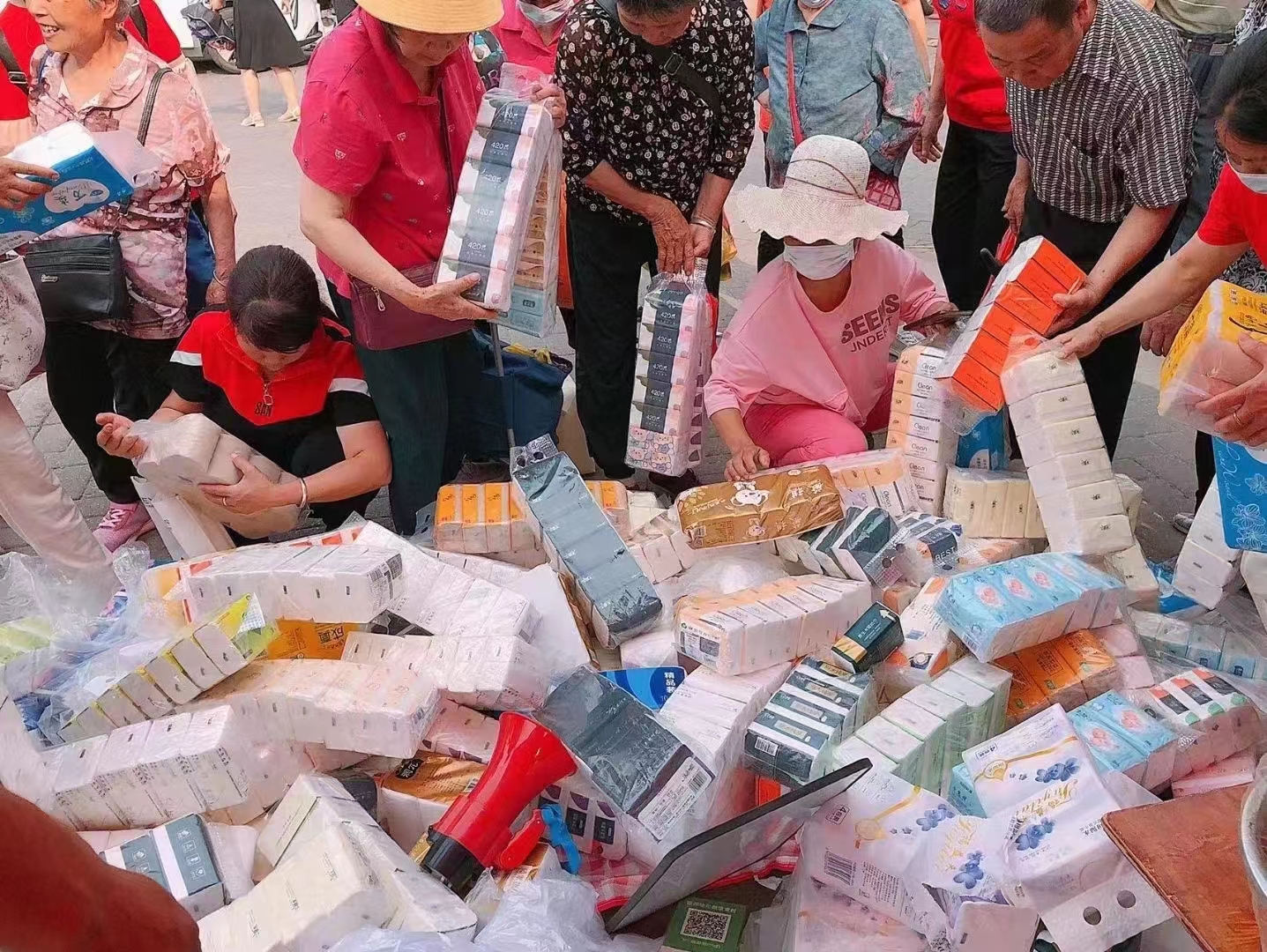 摆地摊卖纸巾一天也能赚千八百