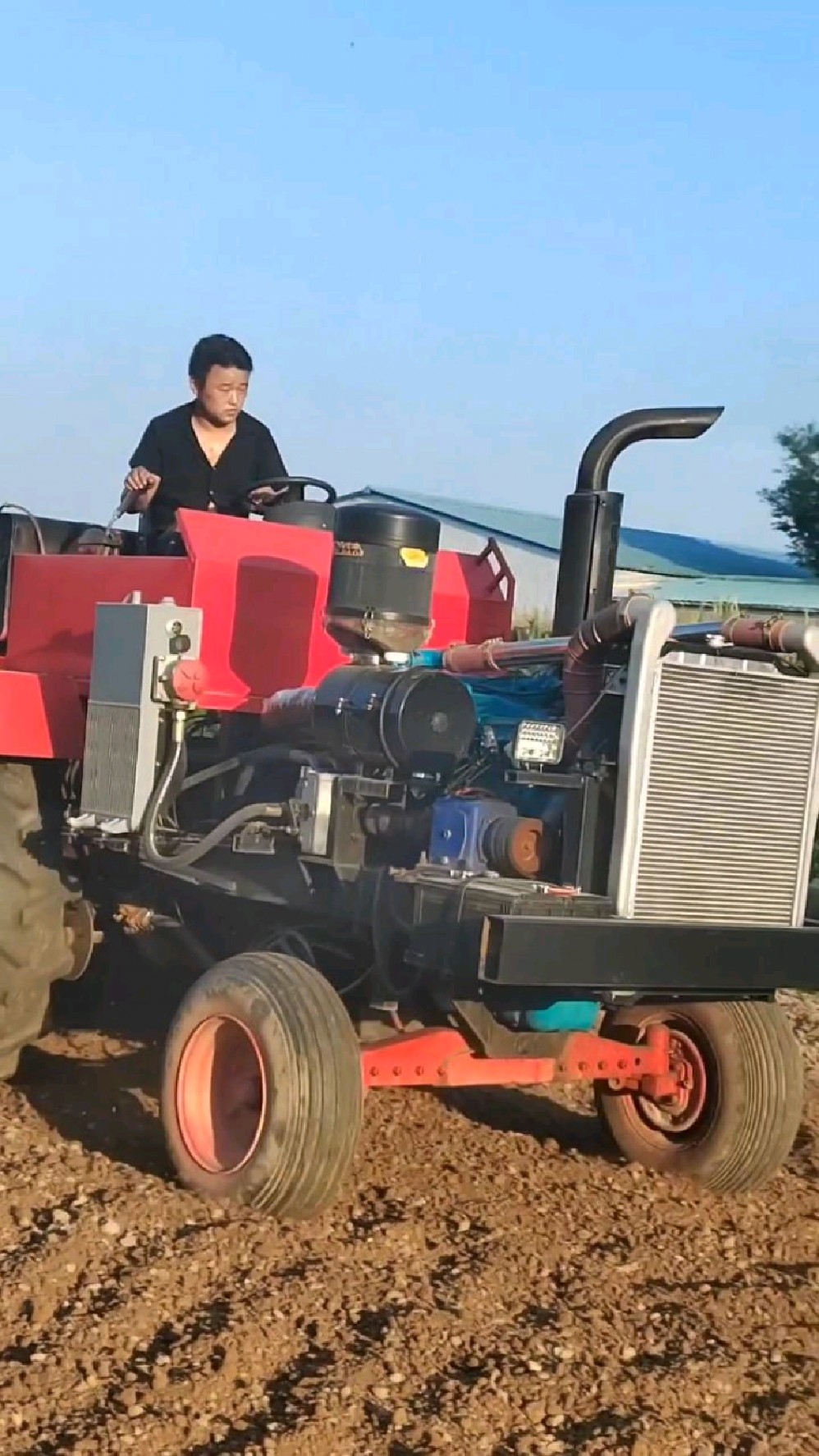 大马力拖拉机改装地里飞驰