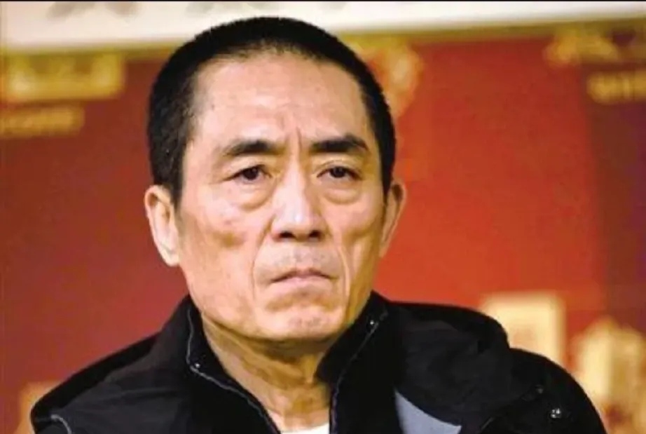 2008年,张艺谋筹办奥运会,高仓健送他一把宝刀,翻译说:"这把刀值北京