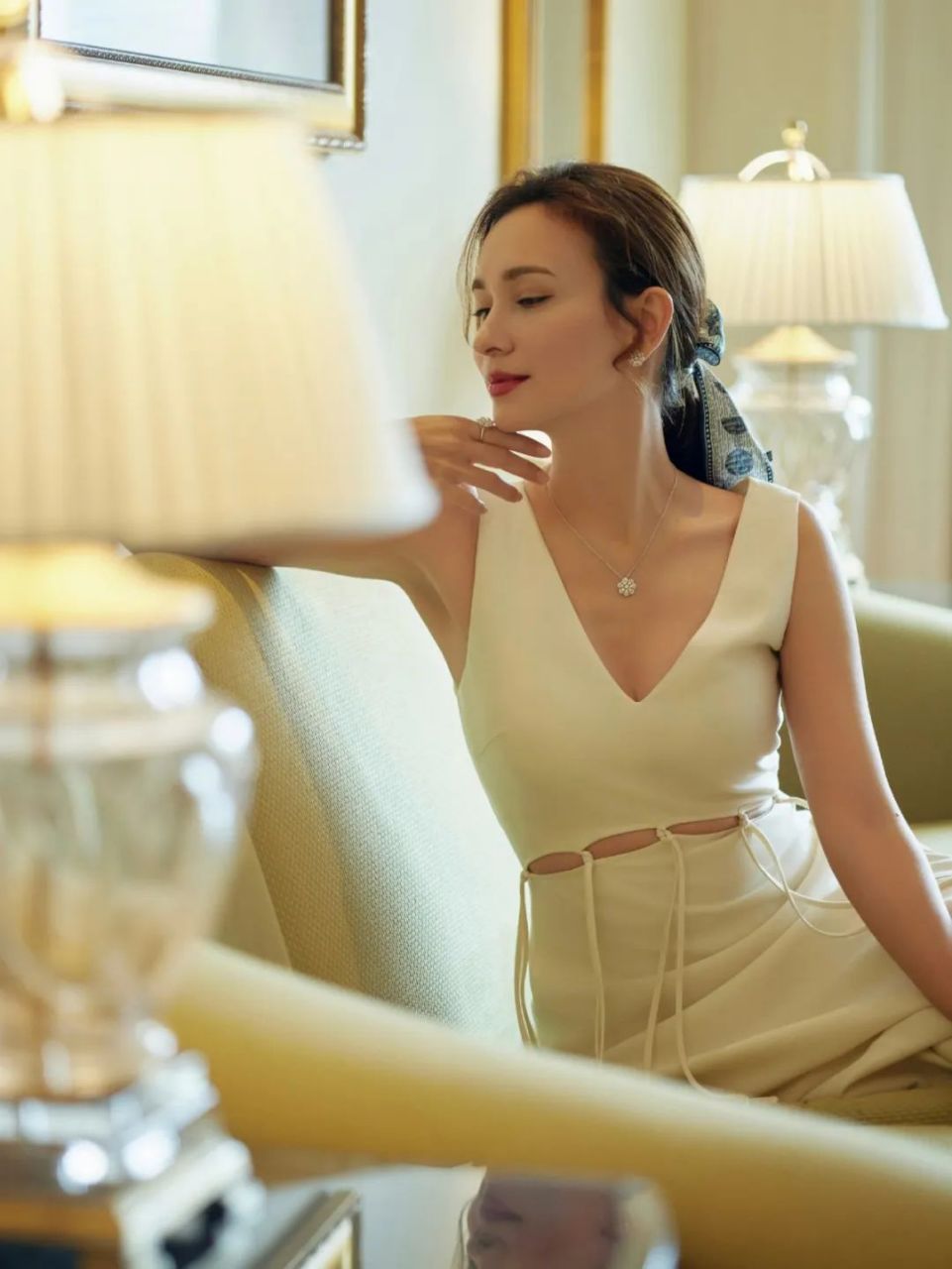 卢靖姗白色系写真. 复古优雅,落落大方.