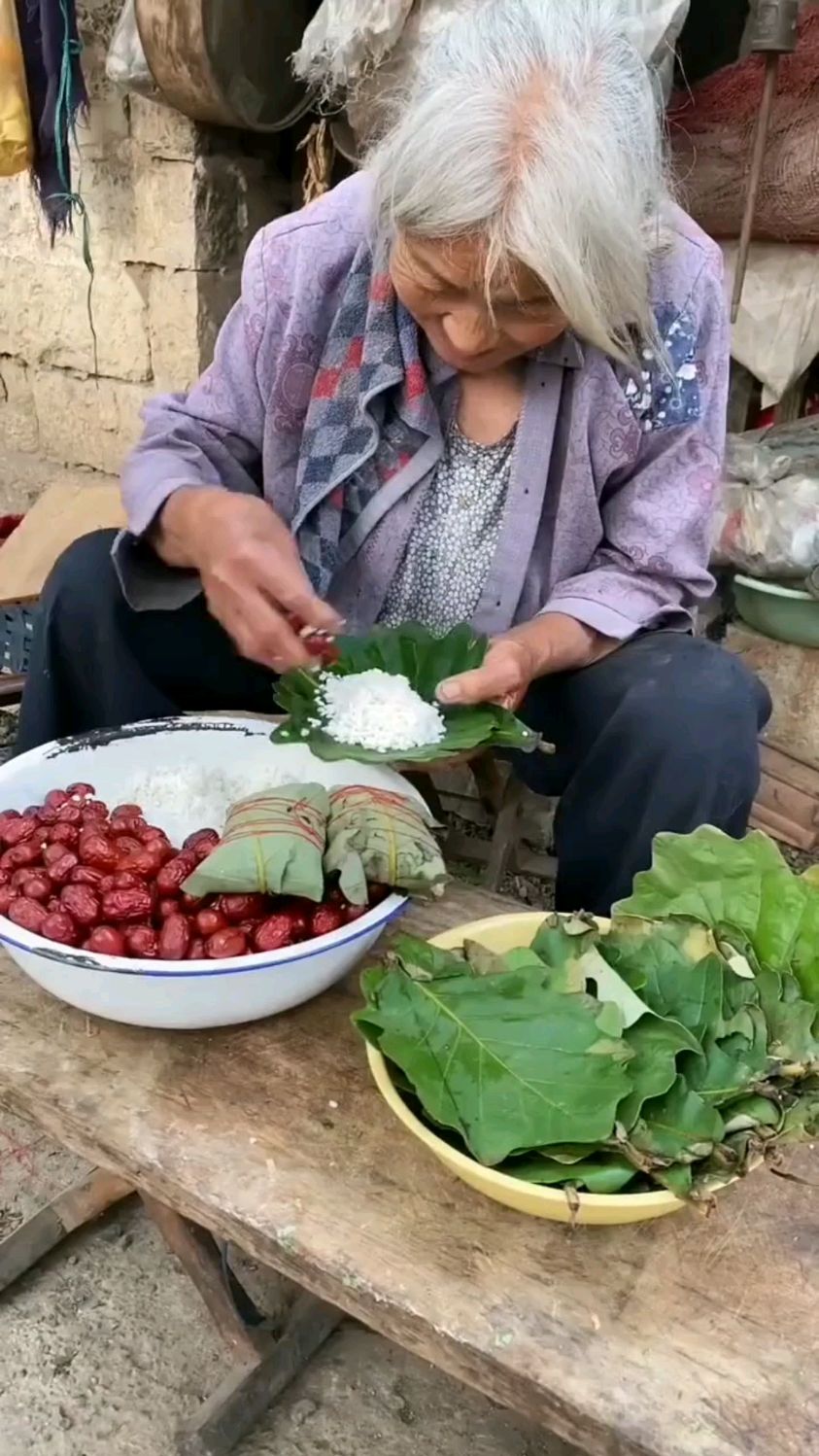 老奶奶包粽子