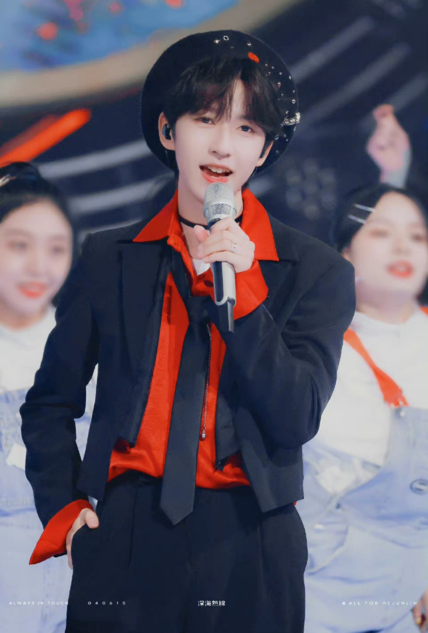 贺峻霖这张脸配上小兔牙,可以说是直接打到我的心巴上了#时代少年团