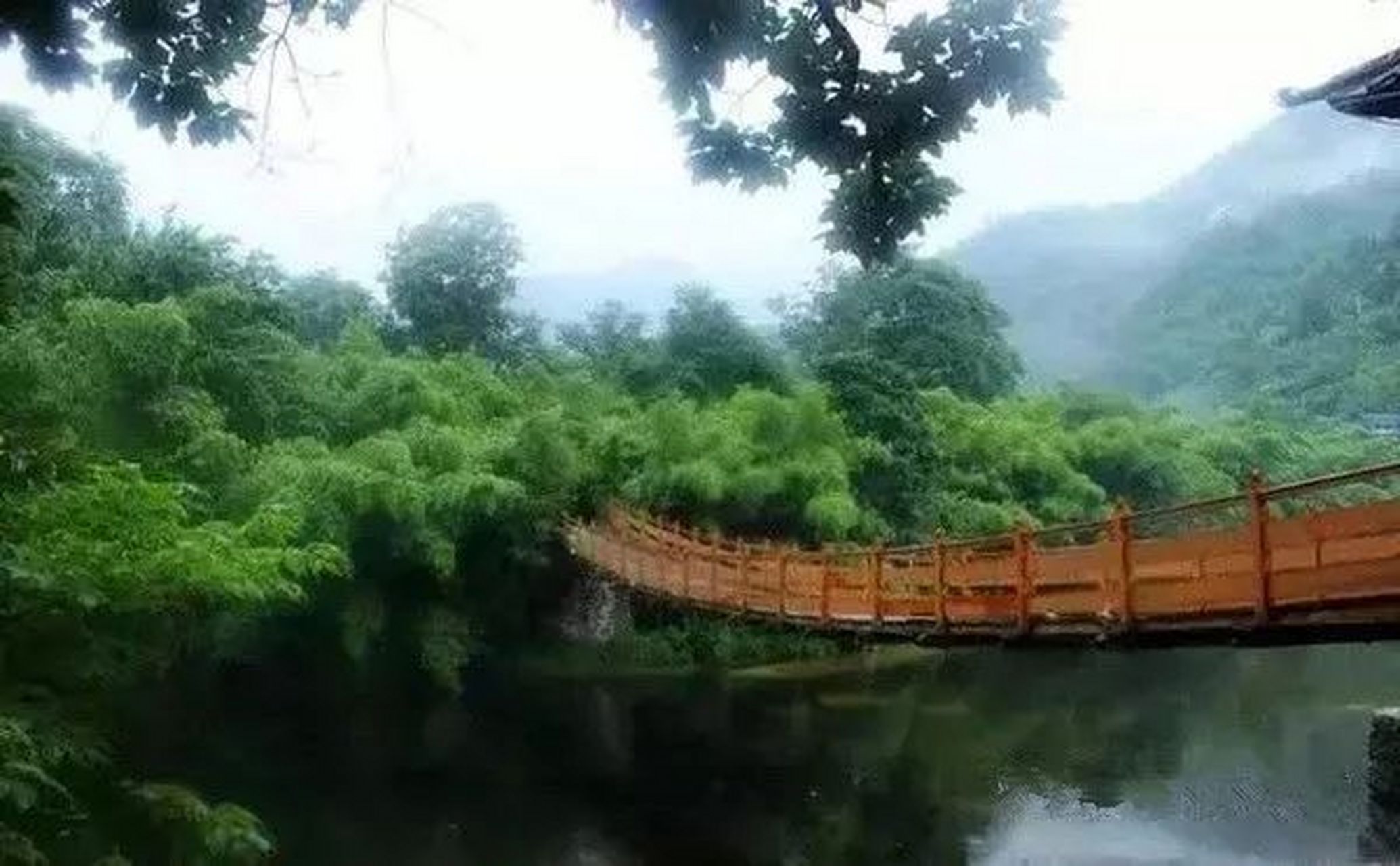 神灵大峡谷是洛阳市洛宁县神灵寨景区的一部分,峡谷以花岗岩为河床,长