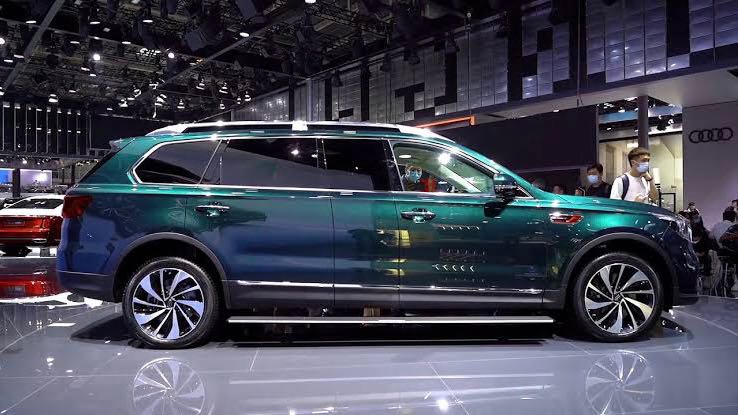 红旗hs7"加长版"来了!新suv比奥迪q7还漂亮,后排堪比头等舱