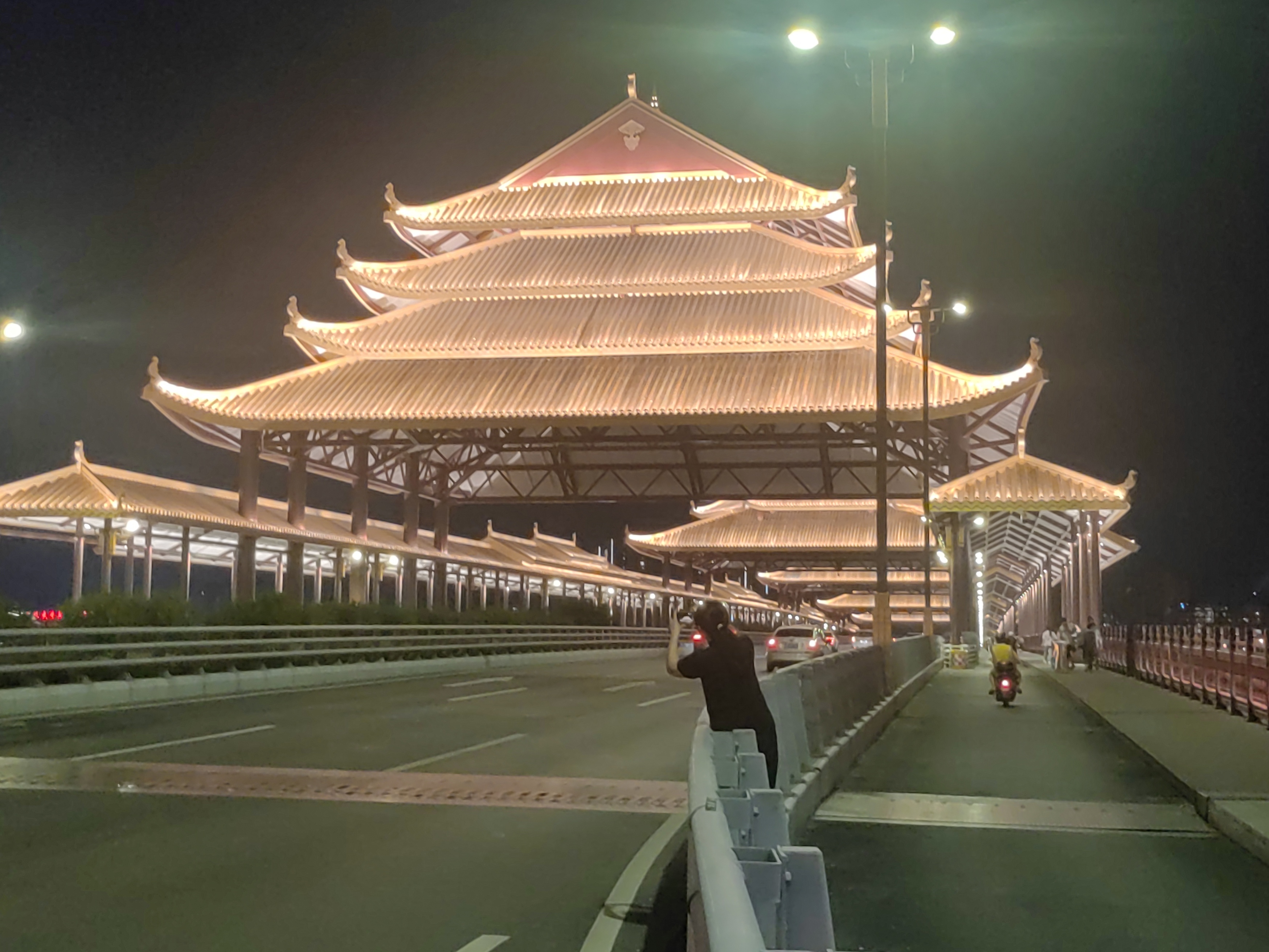 柳州除了螺蛳粉,还有凤凰岭大桥