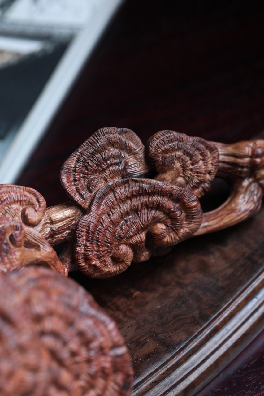 海黄【灵芝如意】  油梨老料,质润温泽; 灵芝纹理叠错,形制宛曲, 寓意