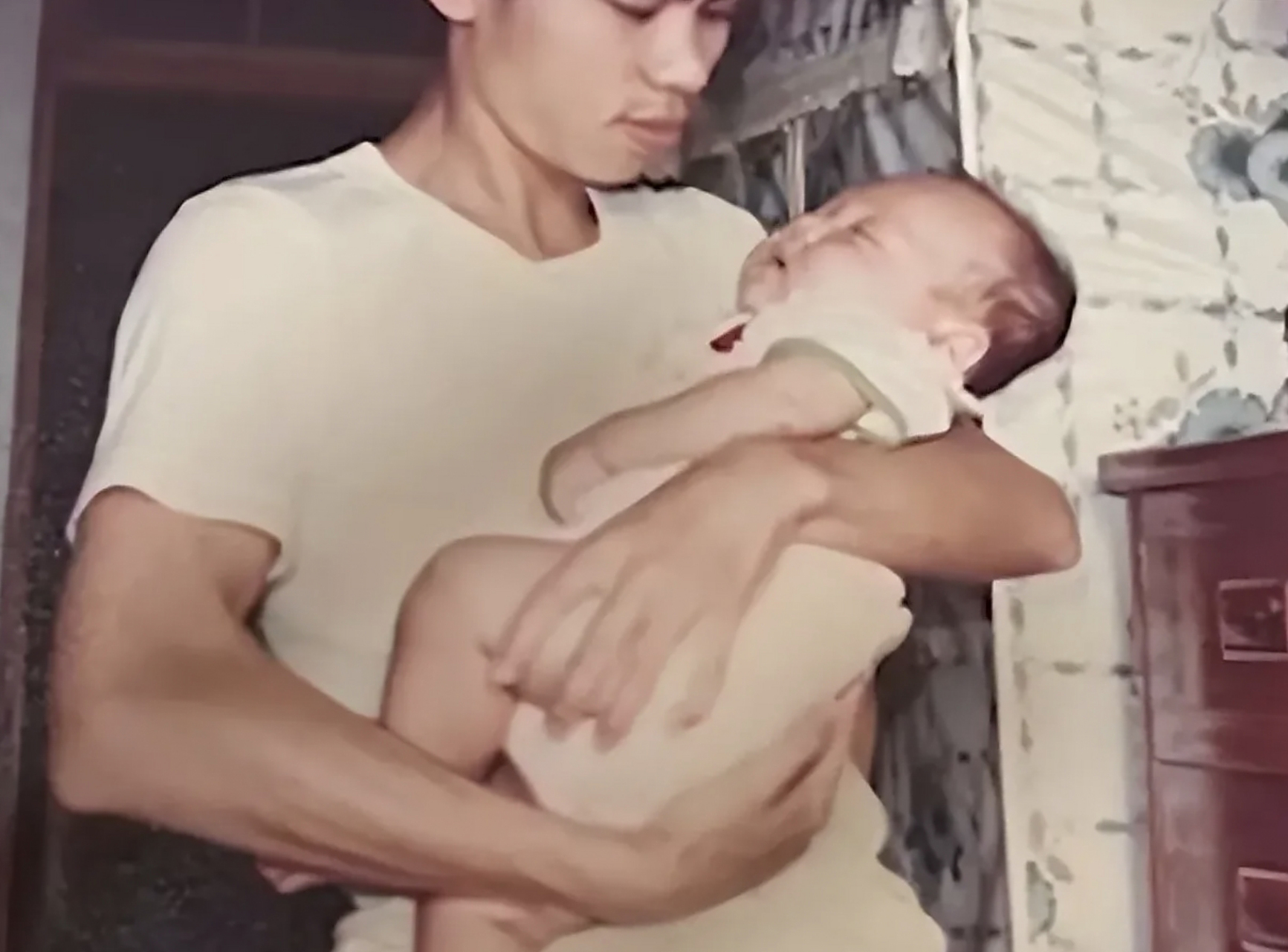 李坤城年轻时看着也是一位慈爱满满的父亲,和那个看着就让人膈应,笑容