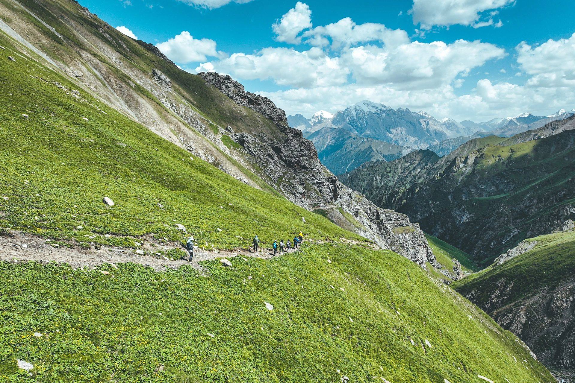 去新疆的99%的人都没有去过这个湖  阿克库勒湖,又名天堂湖,是隐藏于