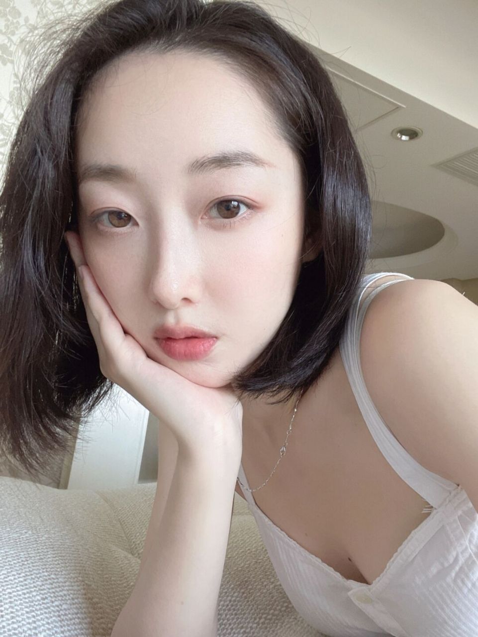 蒋梦婕晒自拍,"素颜出镜"照样很美,穿白色吊带衫养眼又妩媚,女人味