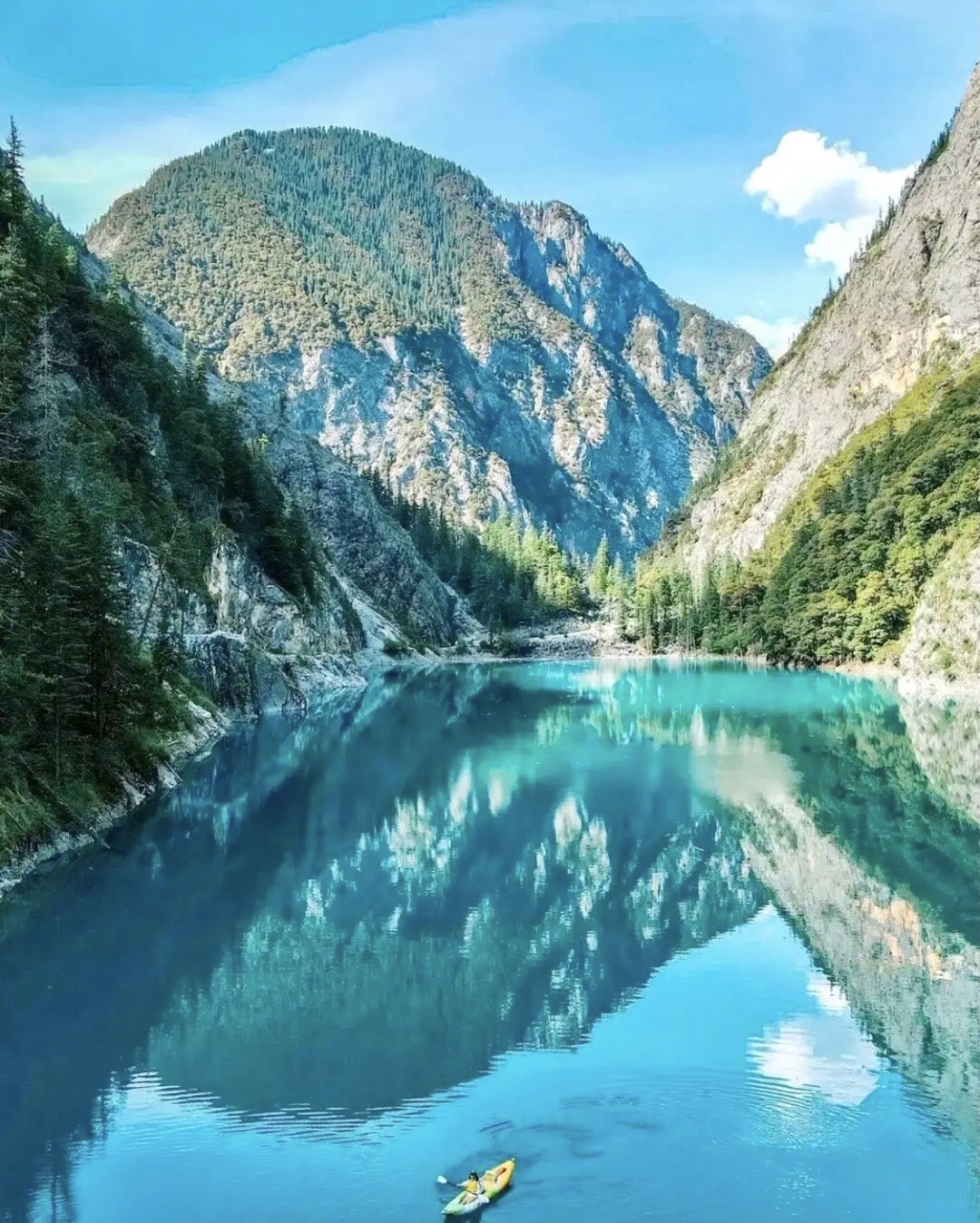 四川甘孜蓝松湖  又称"巴巴海",他在海拔4500米,从未开发的原始蓝色