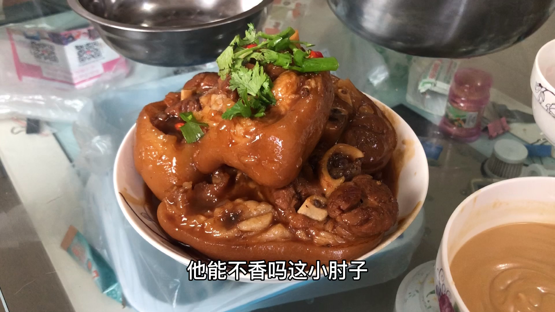 阿祥做个红烧肘子,麻汁拌面配上大蒜真过瘾!
