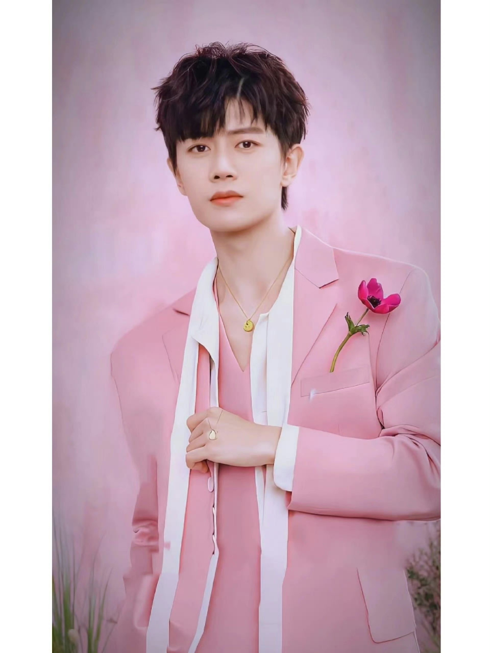 任嘉伦# 粉色伦,阳光大男孩,你们喜欢吗[嘻嘻]