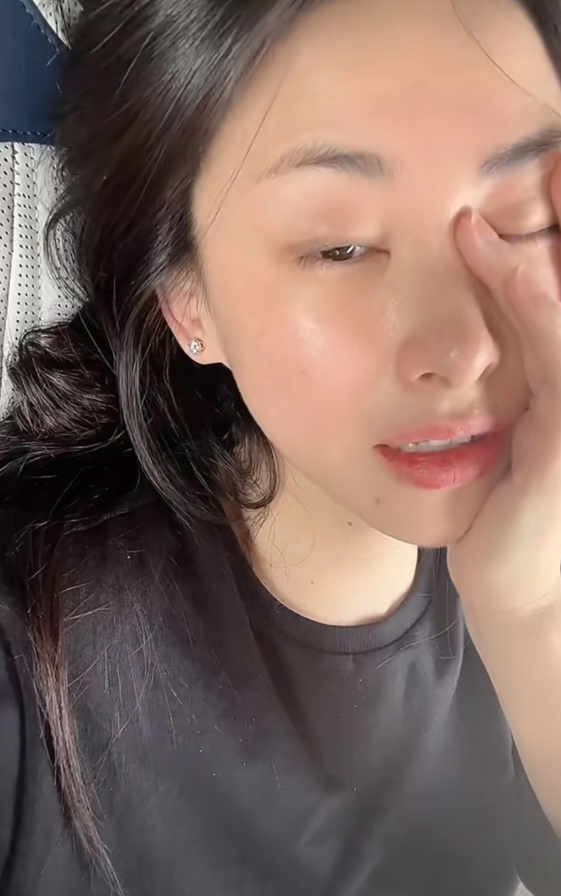 朱珠练习跳舞太累,躺着休息不忘录视频和粉丝互动,眼睛都困得睁不开了