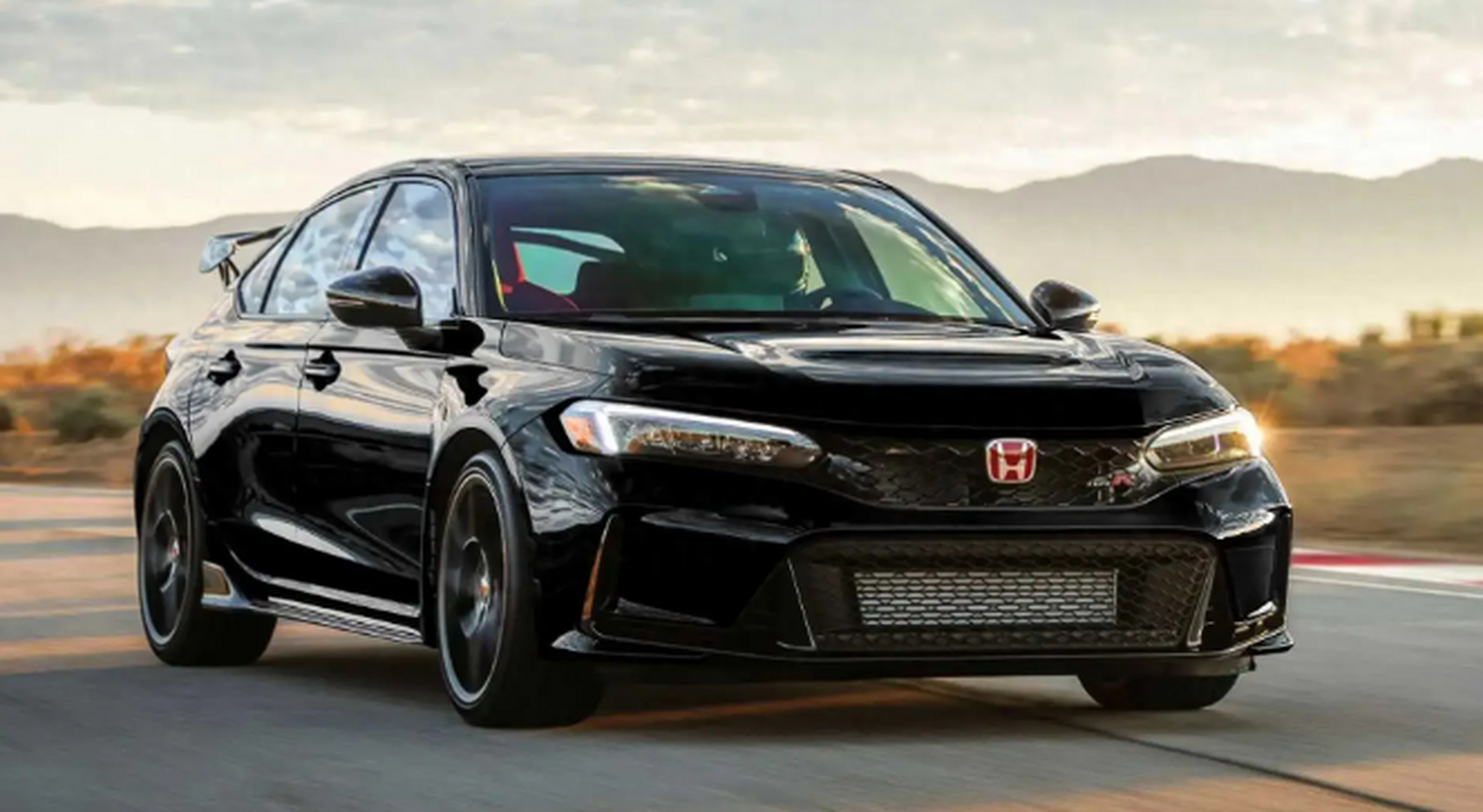 本田汽车公司公布了2024款思域typer的海外售价,定为43990美元起,折合