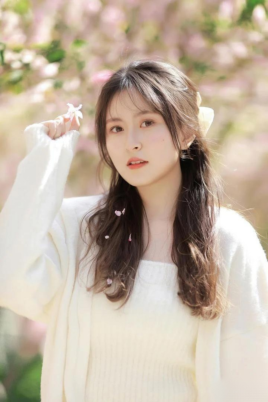 大学辅导员的妹妹, 女研究生, 今年25岁还是单身, 高颜值气质型美女.