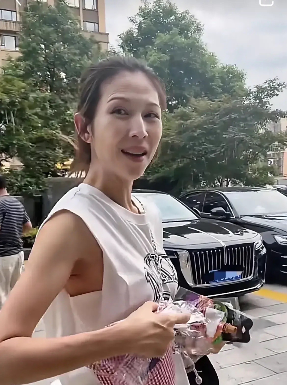 而且素颜照加生图,不是每个人都能hold得住,蔡少芬已经49岁,是三个