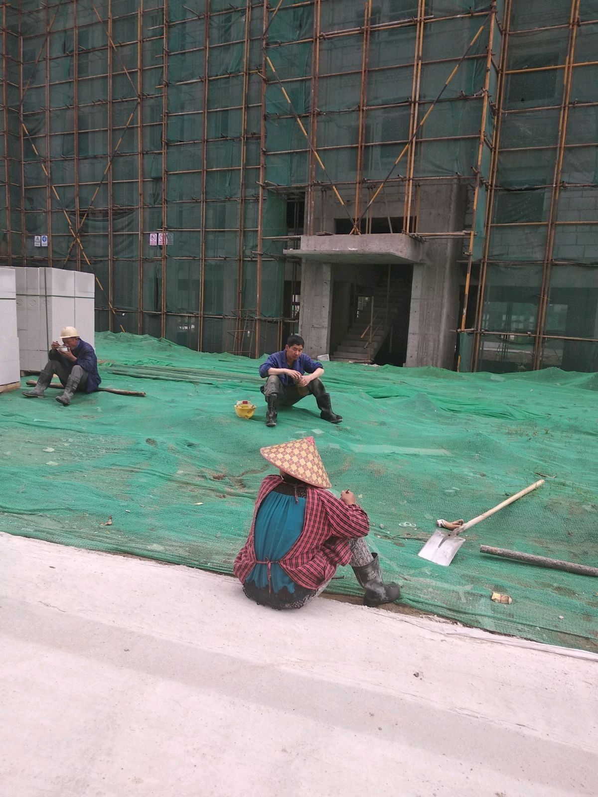 这个活一共干了两天,老板报价一个人240元,我找了18个人,我给饲们