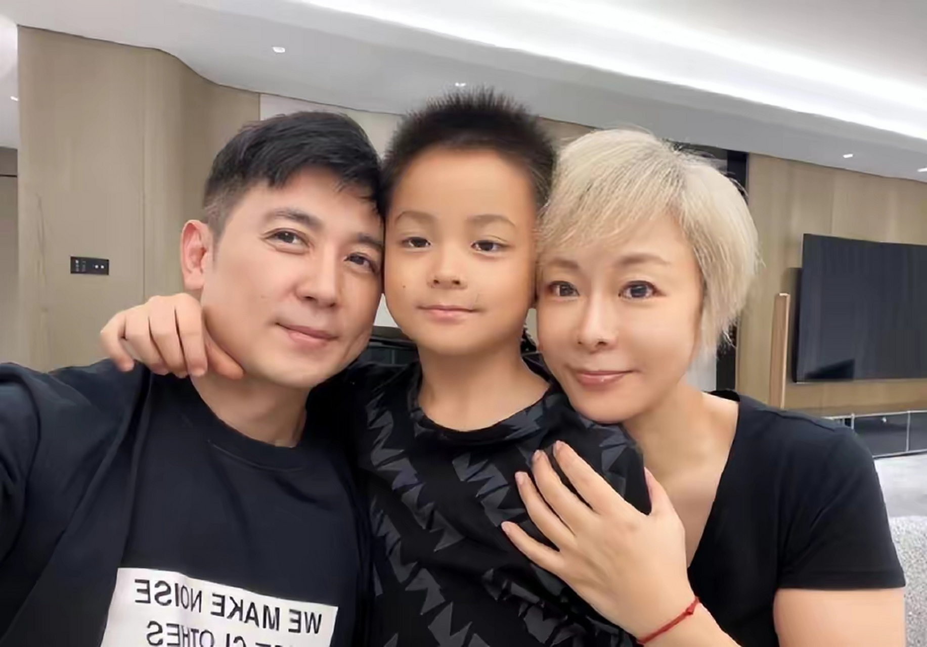 保剑锋一家三口照片曝光,大7岁老婆染金发时尚亮眼,儿子帅气