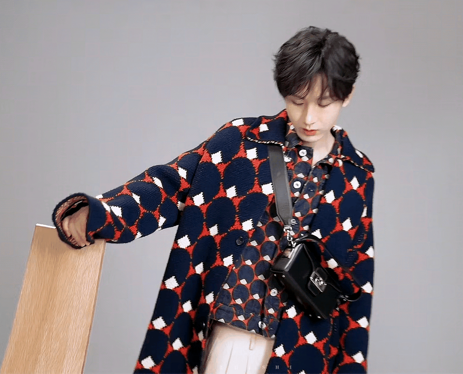 成毅穿花衬衫反而更能衬出他清秀儒雅温柔的气质.