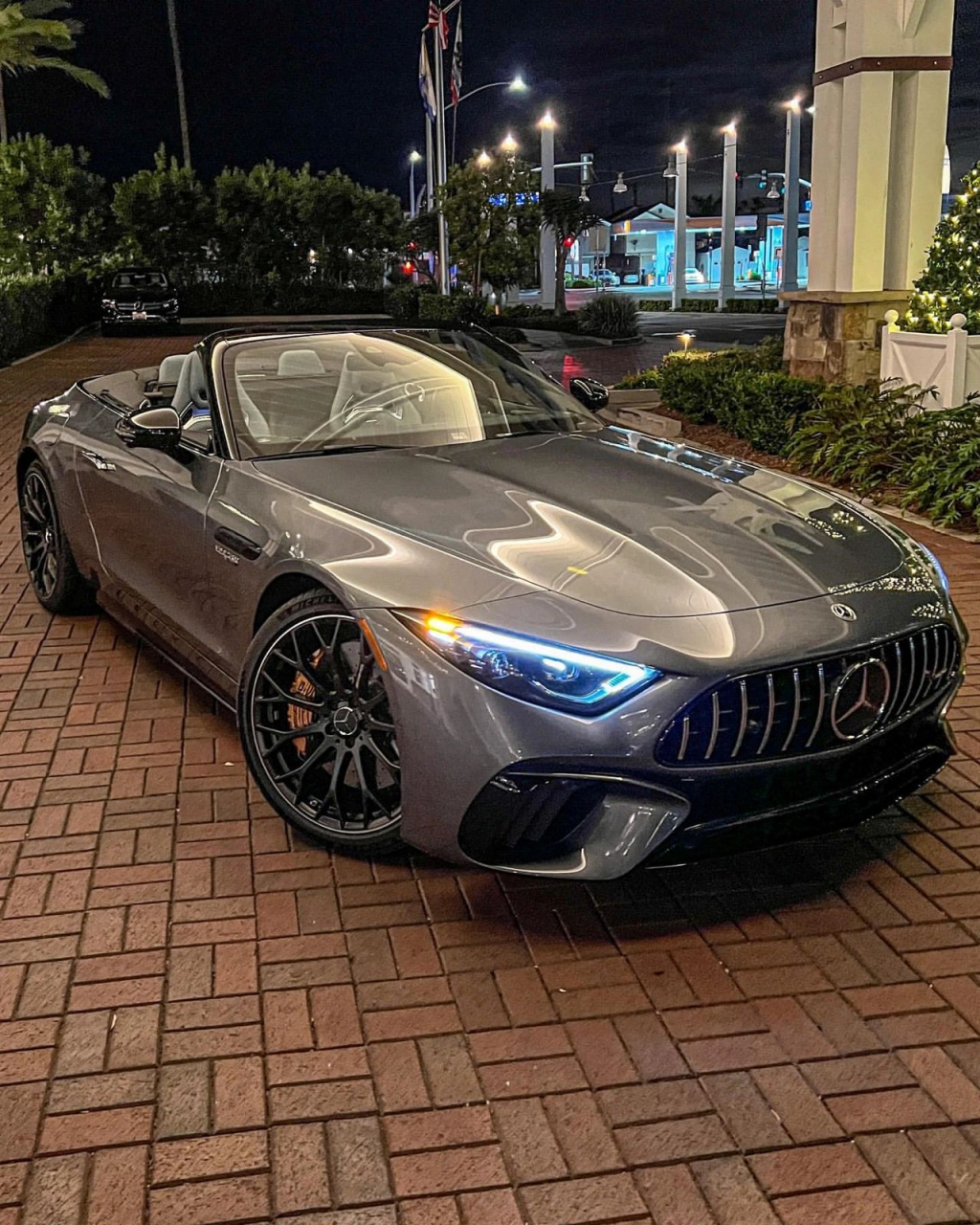 敞篷跑车的设计还有风格理念都很棒,这辆奔驰sl63 amg只能平行进口