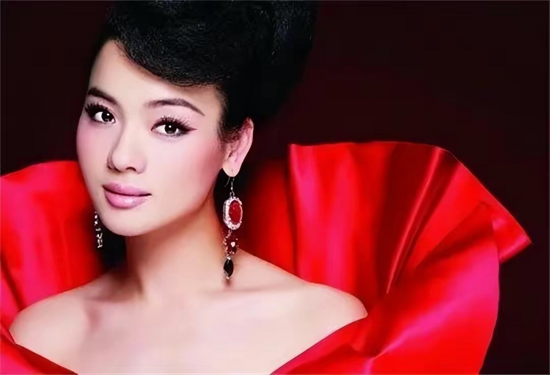 民歌天后陈思思近况:嫁小一岁歌唱家生一女,今46岁气质宛若天仙