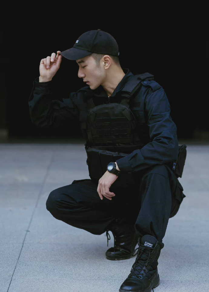 别人家小区的安保小哥,也太帅了吧!每天回家看到他,心情都很好