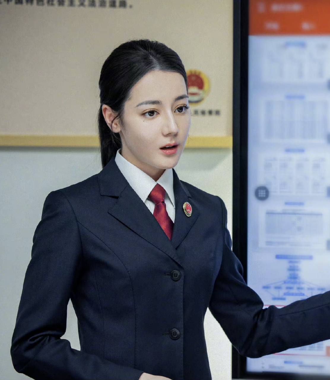 迪丽热巴新剧《公诉》饰演检察官,很多人都说这张脸看着就不像检察官