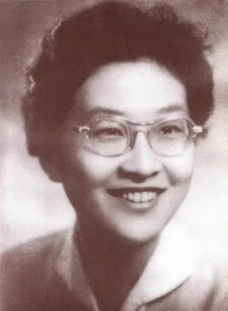 "钢琴诗人"顾圣婴的父亲,叫顾高地,是蔡廷锴将军的秘书,暗中给我军