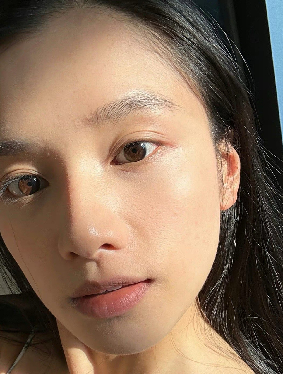 张婧仪纯素颜77怼脸77原相机直出,连皮肤肌理都能看清楚,这状态这