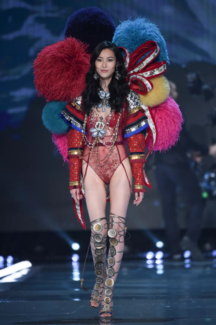 刘雯参加维多利亚的秘密大秀走秀图