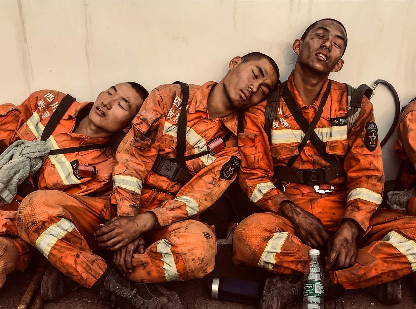 一张照片,感动得泪流满面, 无论在地震中,还是火灾