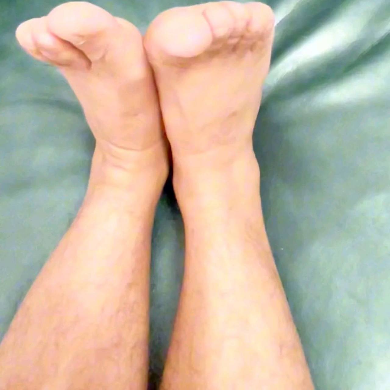 勾脚,腿不老勾脚除了可以拉伸到足底筋膜,帮助足底筋膜康复之外,挥行