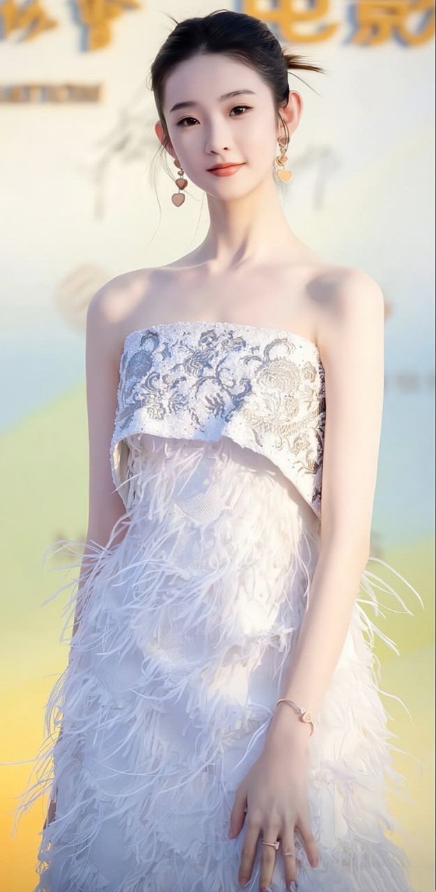 张艺凡一袭抹胸礼服裙,清新自然,一字肩设计,展现出优美的肩颈线条