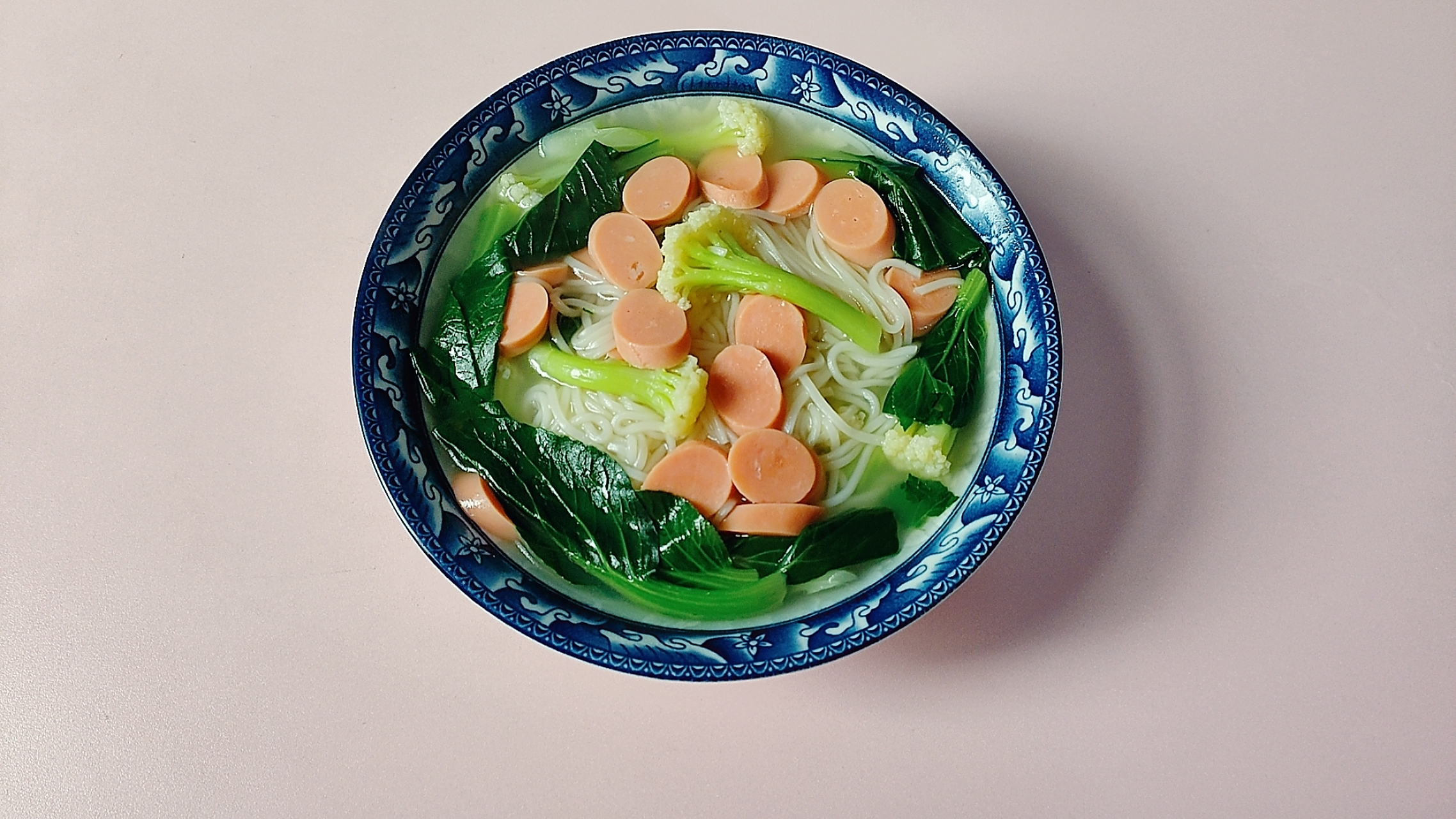 一碗蔬菜火腿面,吃出一份简单的快乐  中午饭点时,看看厨房里只有几棵