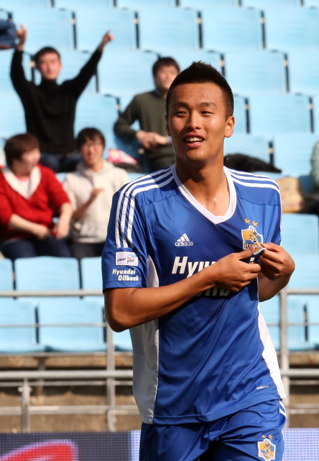 申花旧将之加盟球队后高开低走的韩国高中锋金信煜