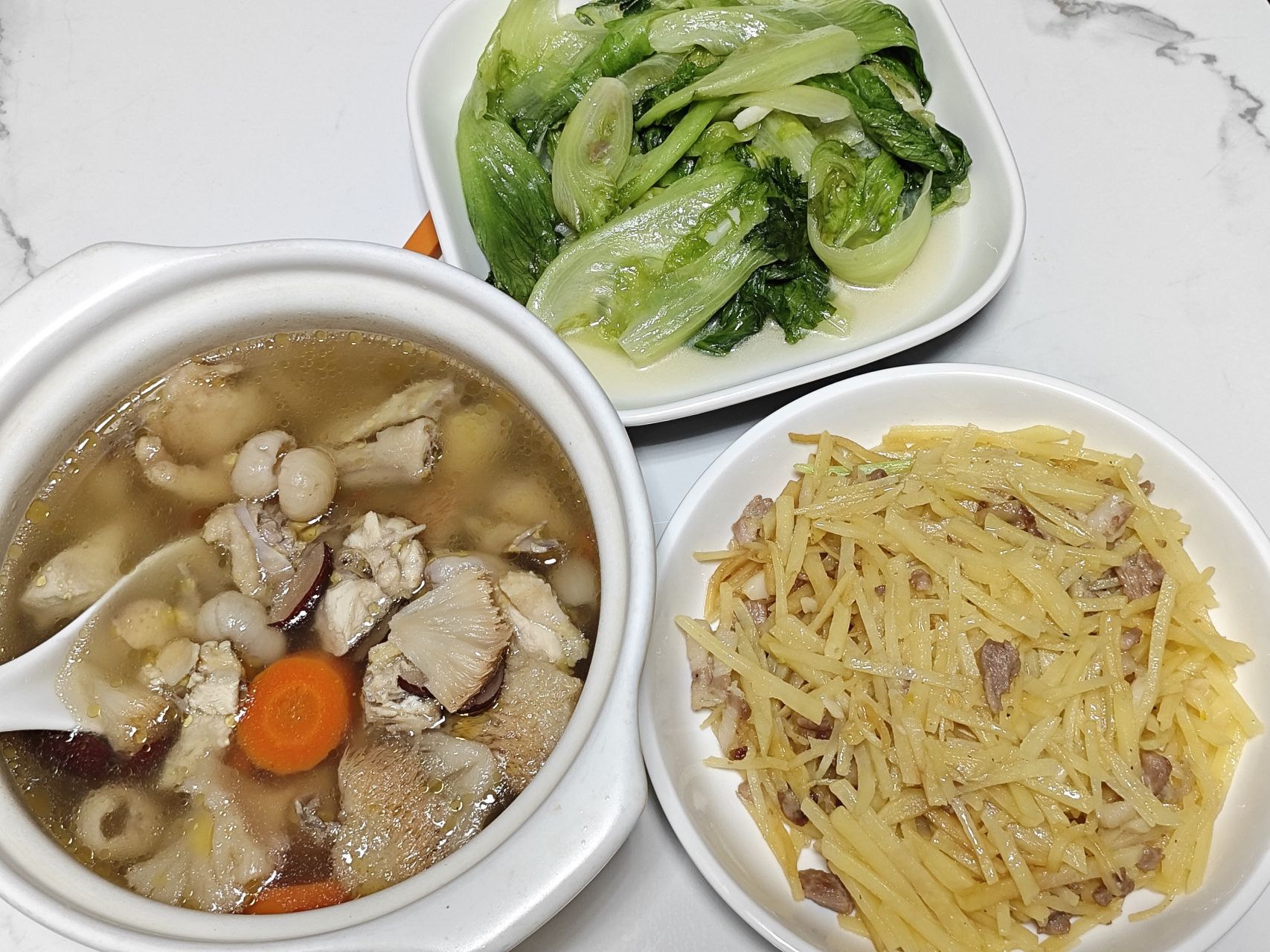 广东普通家庭三人晚餐分享:猴头菇煲鸡汤,瘦肉炒土豆,蒜蓉炒生菜,二菜