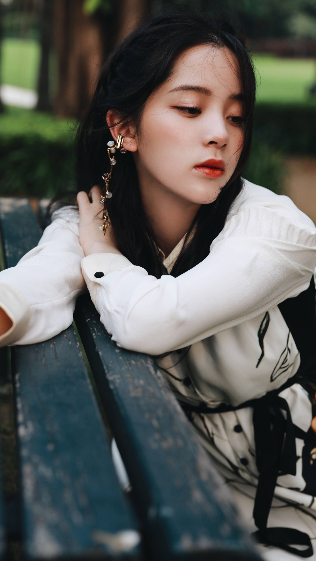 多才多艺的小仙女欧阳娜娜,礼服写真和休闲照更新,来看美照吧