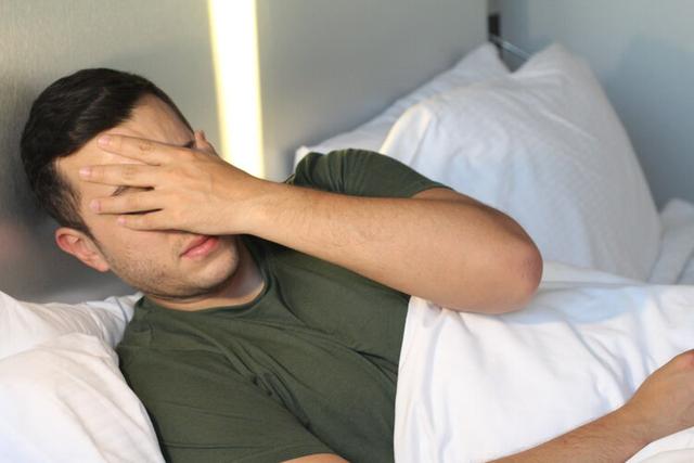 《男人睡眠不好怎么办》提醒男性体内雄性激素低，发生老年痴呆风险或提升，如何补充