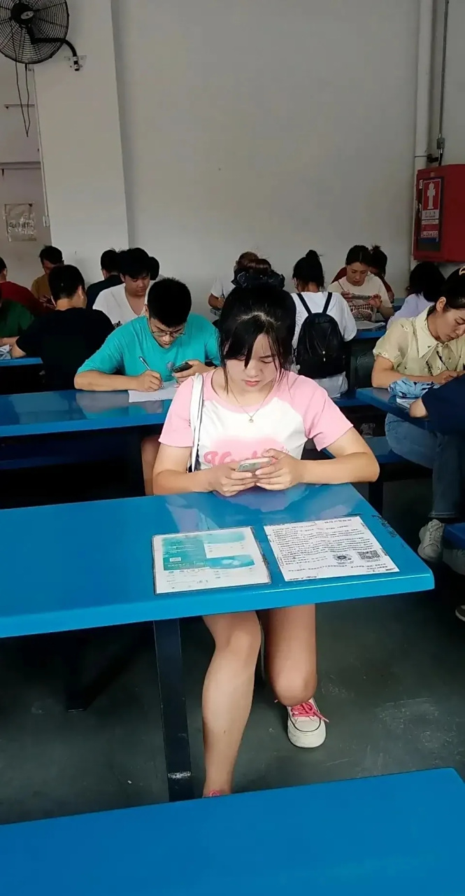 今天厂里招了几个暑假工,都是大学生,而且还是女生.