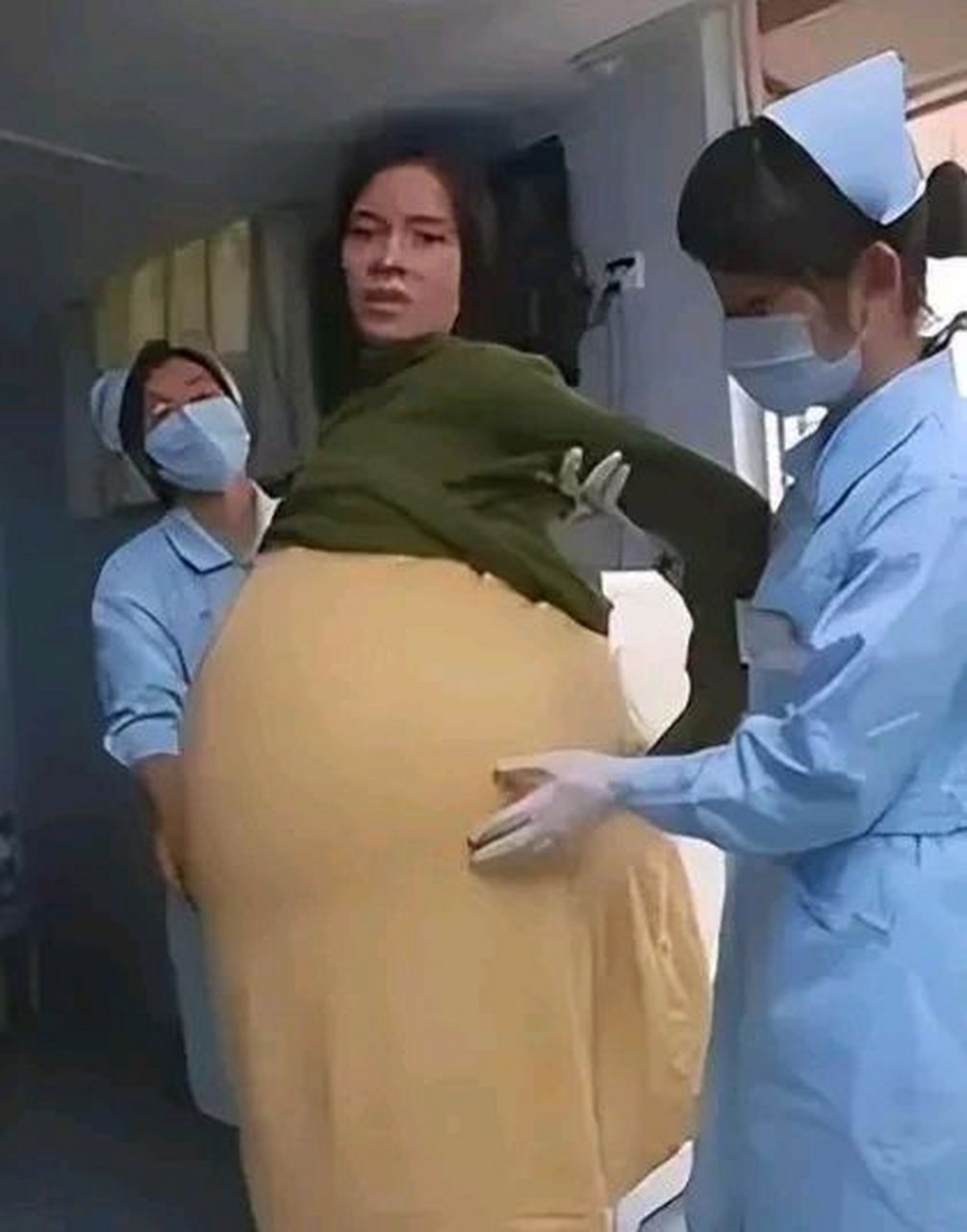 广东一女子怀孕肚子大到人难以站立,婆婆欣喜,这一定得有五胞胎了