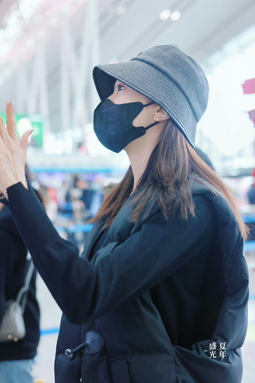 浪姐4陈冰机场休闲装慵懒自在,微微露出锁骨很性感