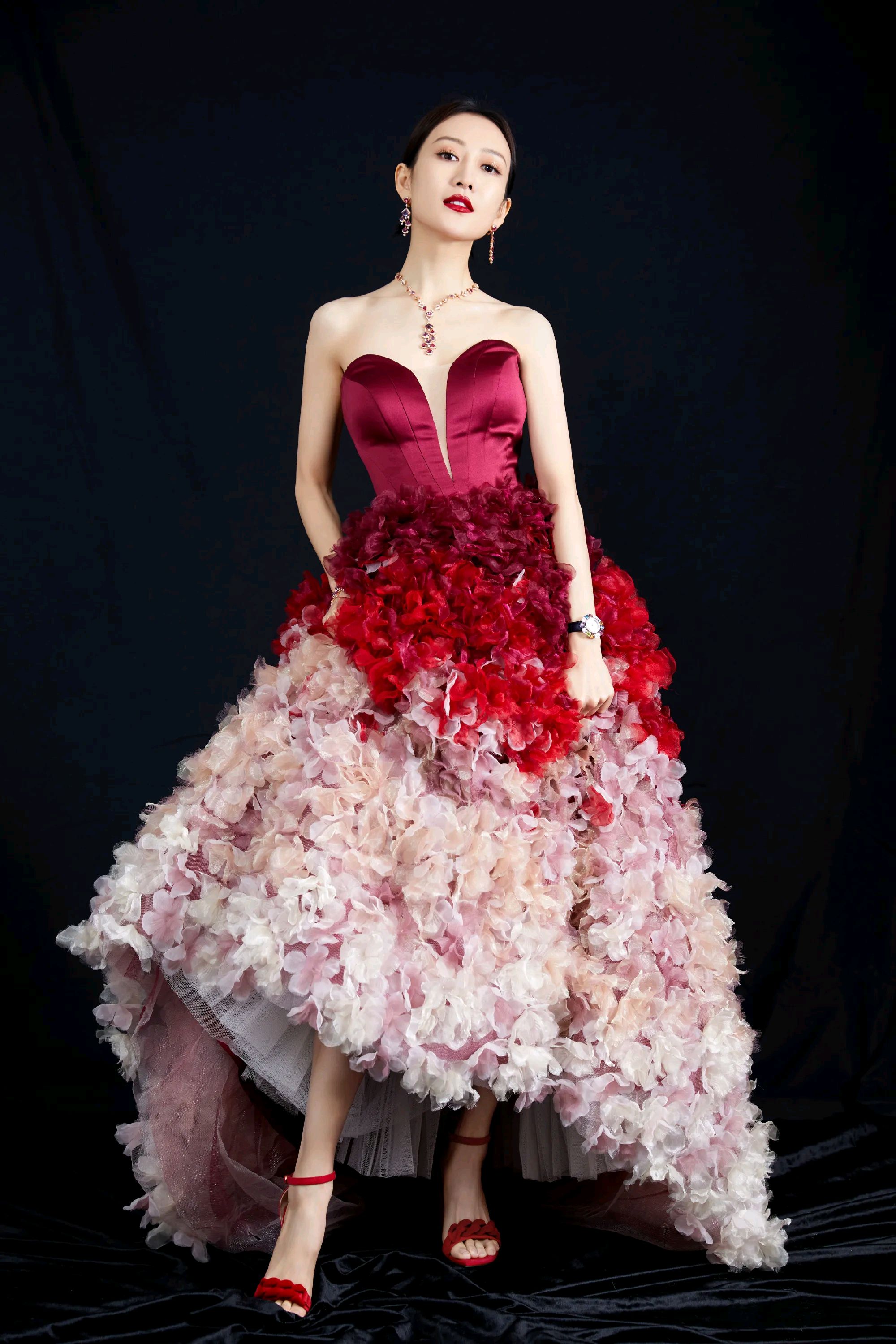 精美图集|王鸥优雅红裙晚礼服写真