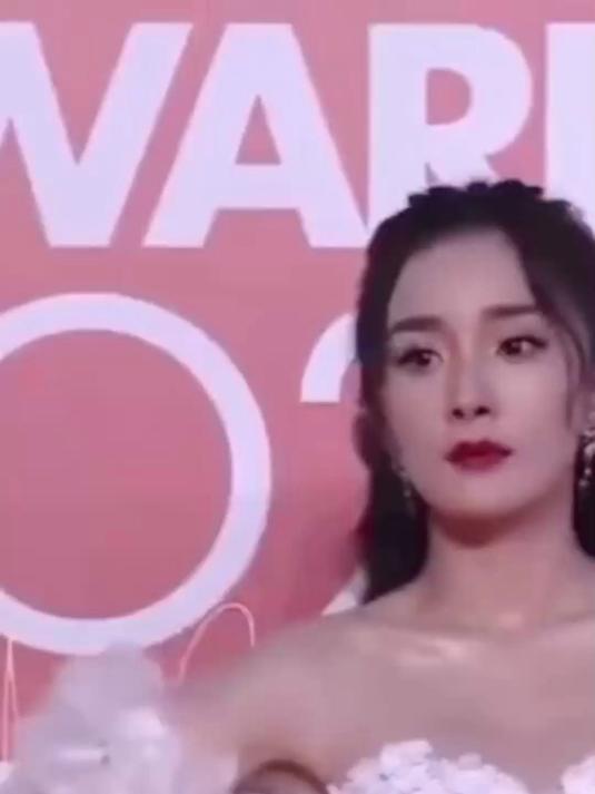 elle封面女郎杨幂亮相elle时尚盛典红毯