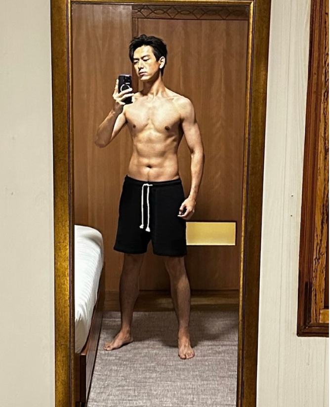 李现用三个月重回身材巅峰自信玩自拍大晒腹肌