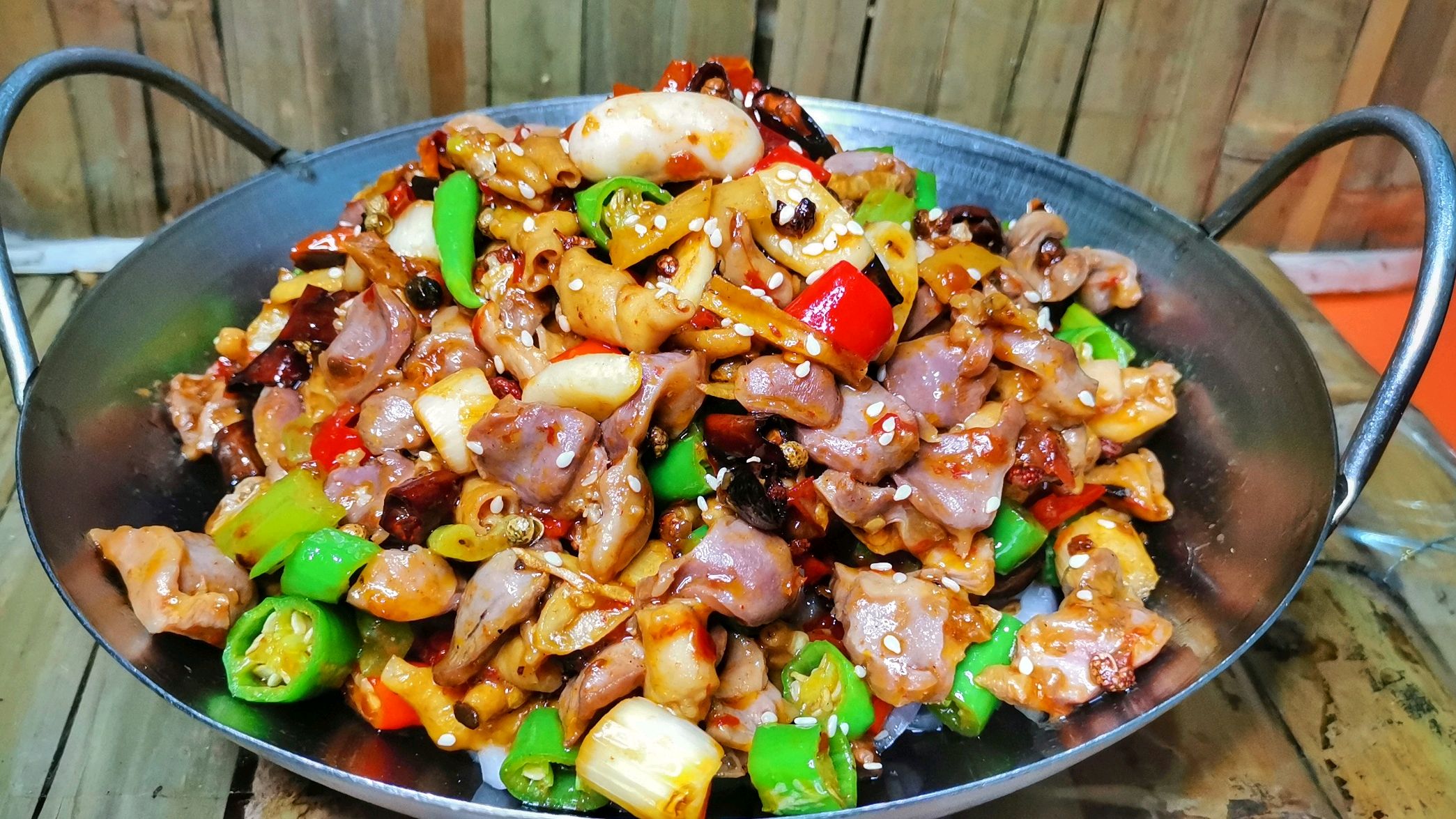 厨师长分享干锅鸡杂的家常做法，配上泡椒，麻辣脆嫩非常下饭